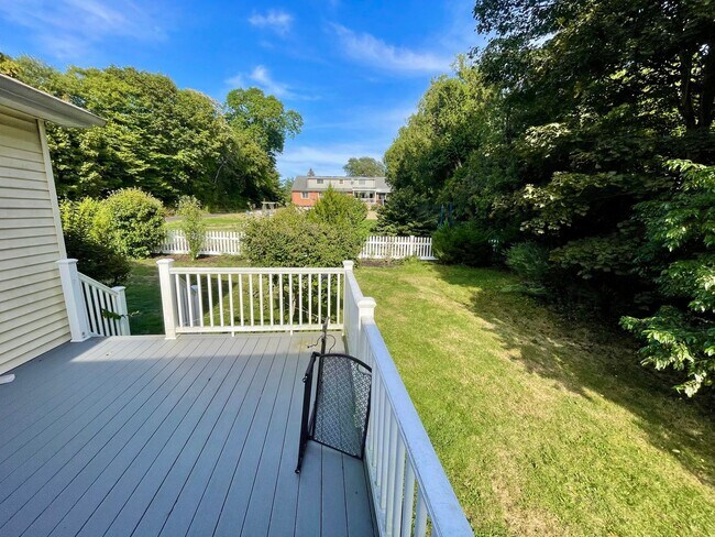 Building Photo - 2-Bed Single Family in New London!