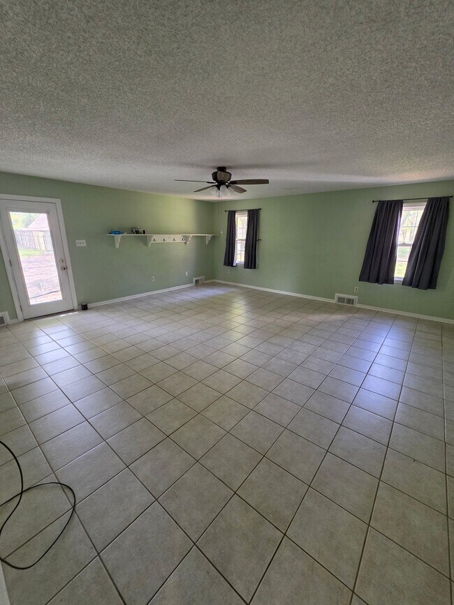 Building Photo - 4580 Shadowlawn Rd