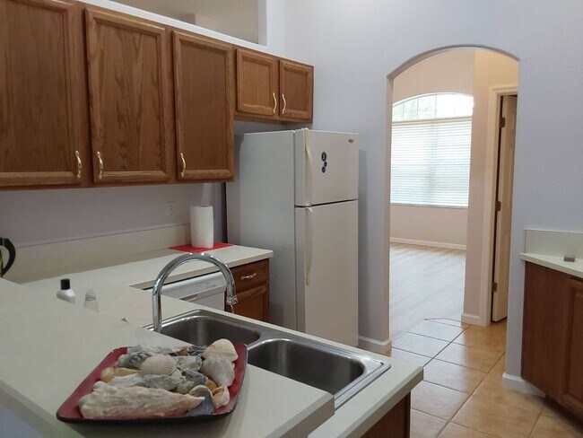 Building Photo - Cozy 3/2/2 single family house with screen...