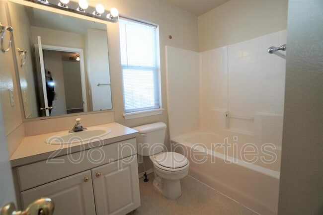 Building Photo - 452 S Jolinda Ave