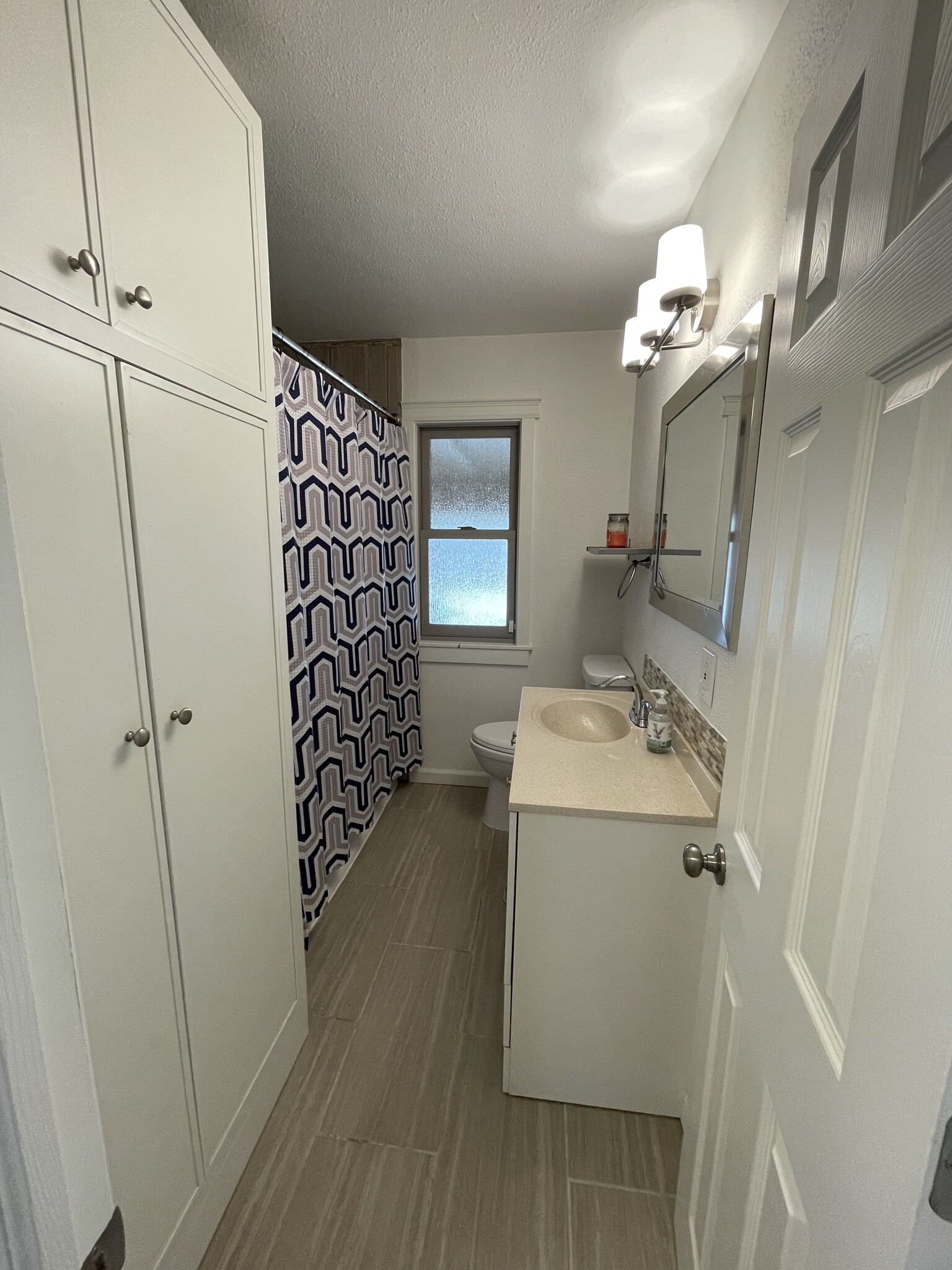 Main Bathroom - 514 Warren Ave