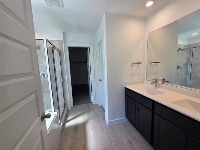 Building Photo - 4923 Edgewood Dr