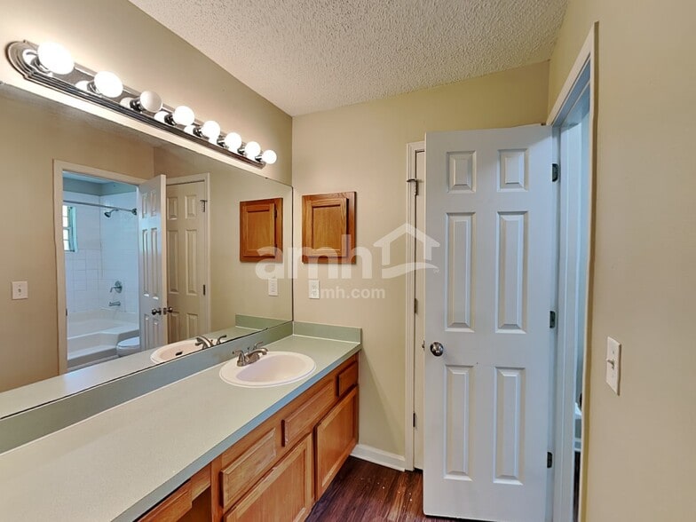 Building Photo - 2175 Hovington Cir E