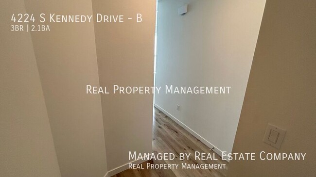 Building Photo - 4224 S Kennedy Dr