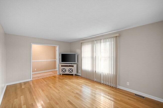 Building Photo - Move-In Special Available! Charming 3-Bedr...