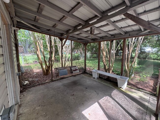 Building Photo - 1709 Oak Hill Dr S