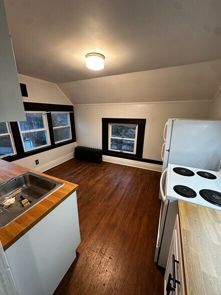 Building Photo - 2500 S Saginaw St