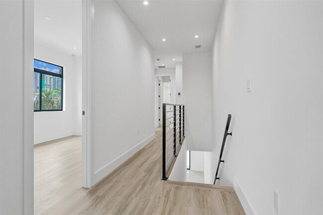 Building Photo - 606 SW 7th Ave