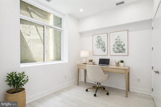 Building Photo - 142 S Front St