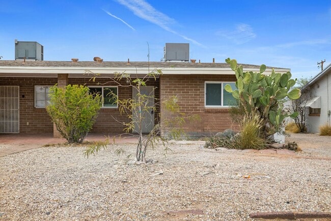 Building Photo - Beautiful Remodeled 3 Bedroom Duplex