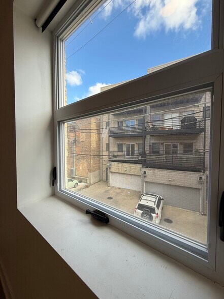 Building Photo - 4735 N Artesian Ave