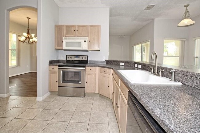 Building Photo - 4000 Bougainvillea Pl