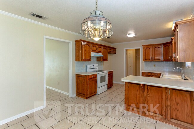 Building Photo - 800 Silver Creek Dr