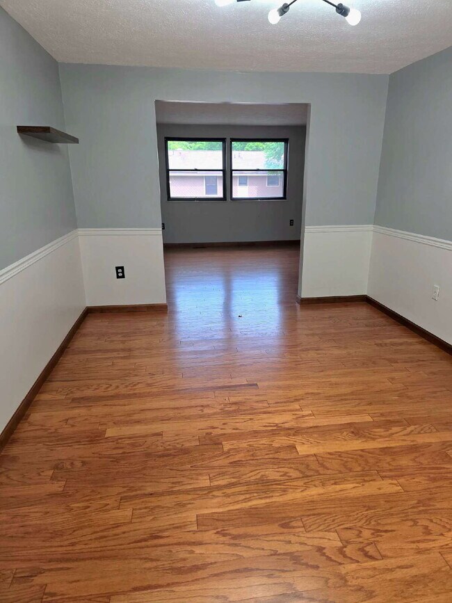 Building Photo - Beautiful Three Bedroom Townhome in Hunting Ridge Community