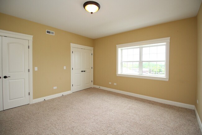 Building Photo - 10765 Clocktower Dr
