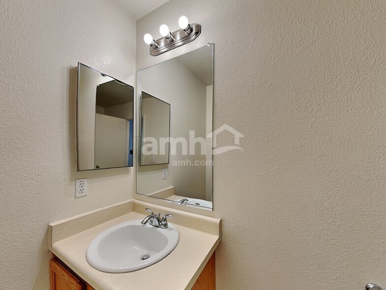 Building Photo - 18554 W Mariposa Dr