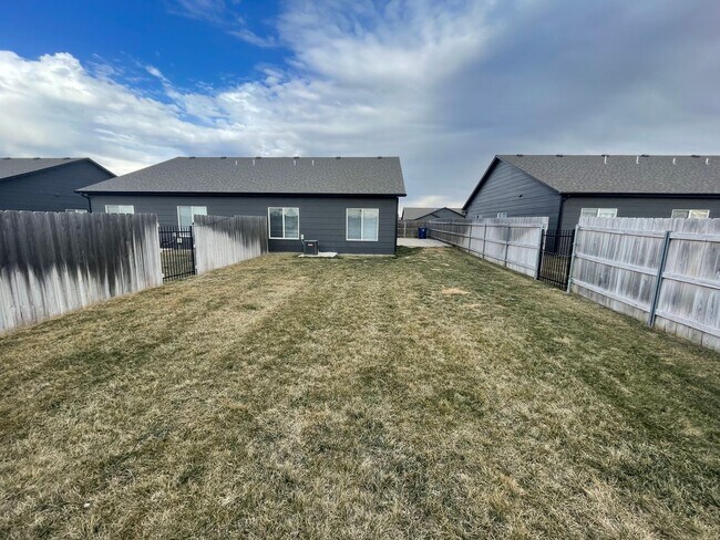 Building Photo - 13544/46 Haskell