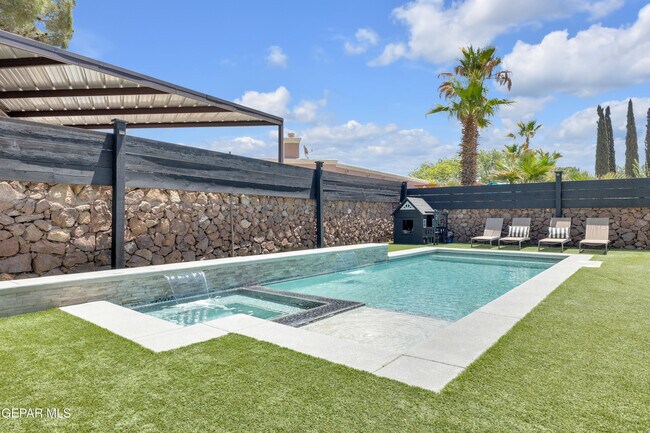 Building Photo - 2085 Paseo Del Prado Dr