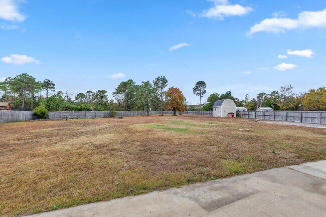 Building Photo - Large home in Swansboro School District