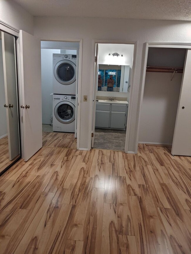 Building Photo - Woodinville townhouse style condo. 2 bed 2...