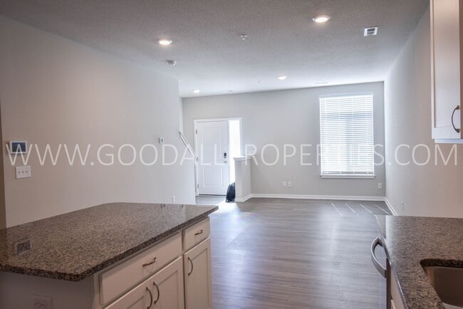 Building Photo - 3 Bedroom 2.5 Bath Townhome in Waukee.