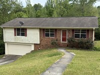 Building Photo - Nice 3 Bed 2 Bath Available Now!
