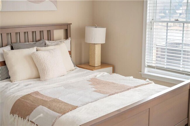 Building Photo - 870 Longstone Landing