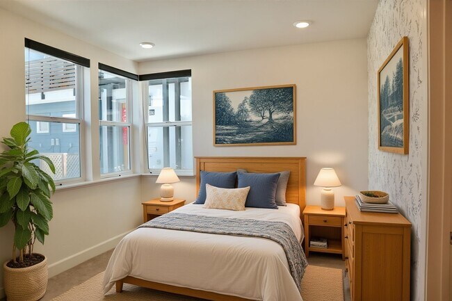 Building Photo - Gorgeous 3-story Townhome Available for Rent! Cherry-Guardino Neighborhood