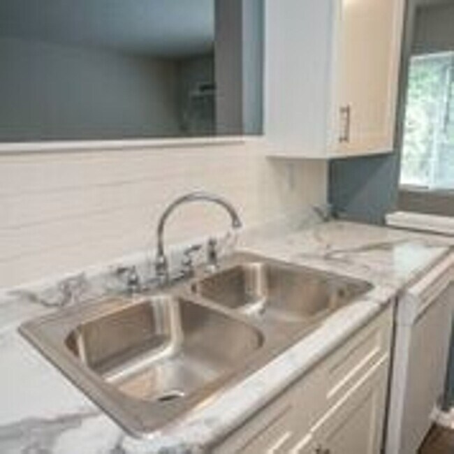 Building Photo - 1 Bed/ 1 Bath Renovated Apartment in Brook Park Ohio