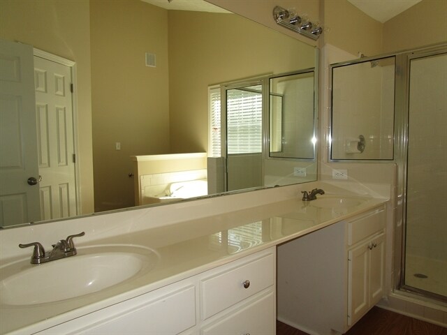 Building Photo - 700 Rosehill Ln