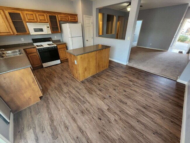 Building Photo - "Charming 3-Bed Oasis with 2 Full Baths in North Las Vegas – 1305 Sq Ft of Comfort!"