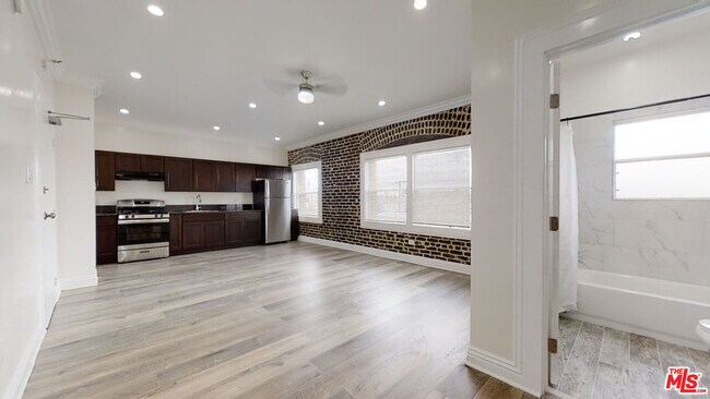 Building Photo - 738 S New Hampshire Ave