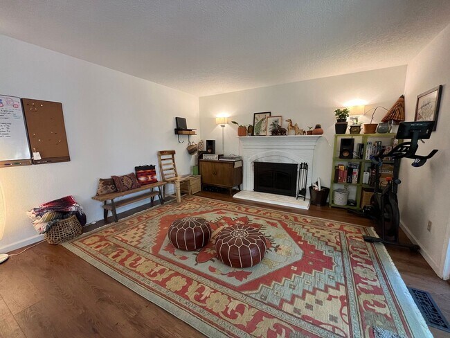 Building Photo - Beautiful 4Bd + 3Ba in Portland!! Offers Beautiful Outdoor Views and Great Gardening Backyards!!