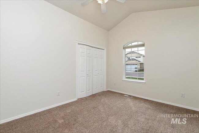 Building Photo - Stunning Home Near Warm Springs!