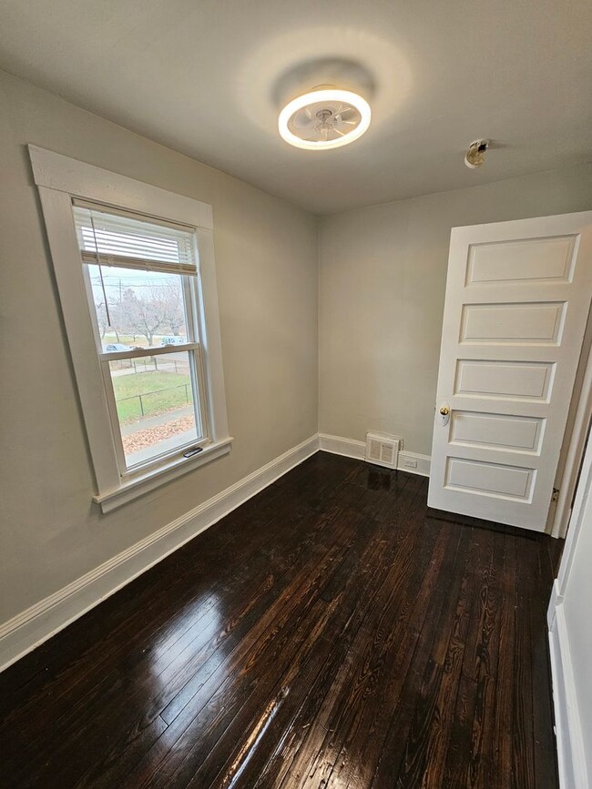 Building Photo - Wakefield7010-7014