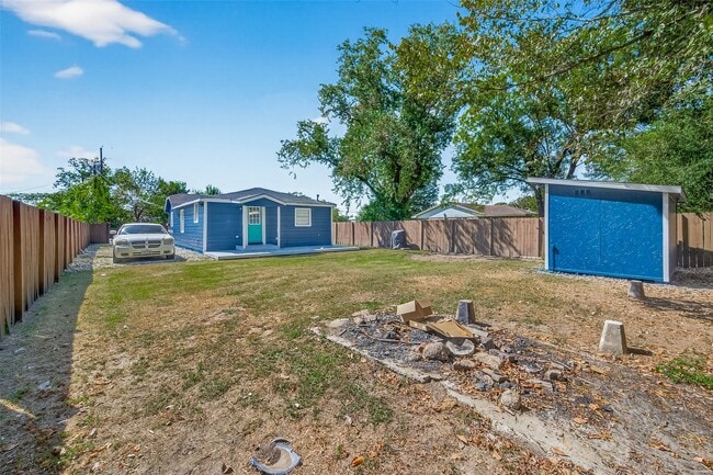 Building Photo - 223 E Melville Dr