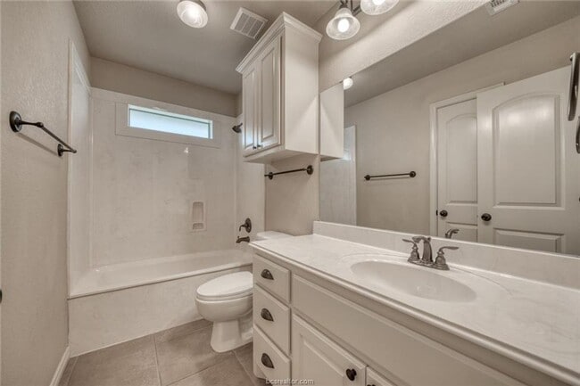 Building Photo - Available August 2026! Adorable 3/2 House in South College Station!