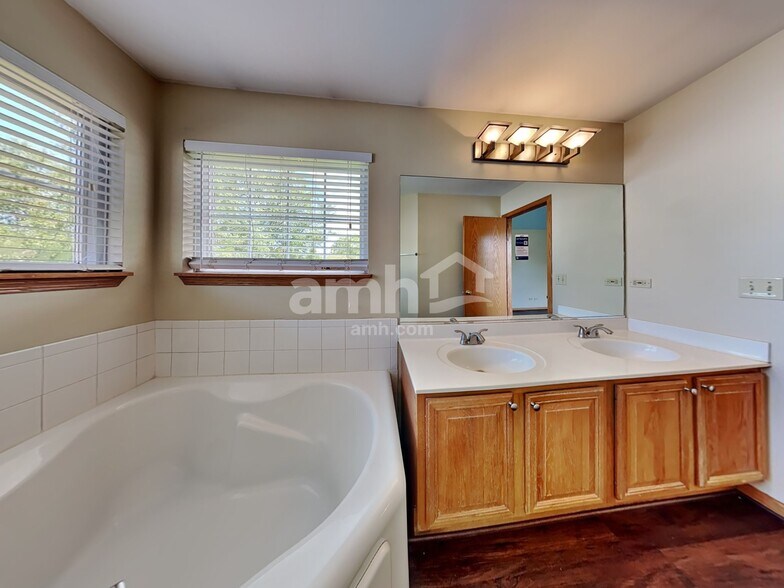 Building Photo - 5551 Wesmere Lakes Ct