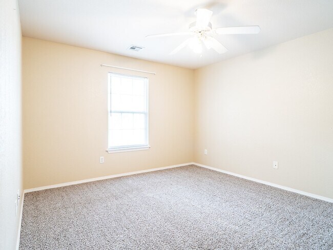 Building Photo - 1102 NW Lincoln Ct