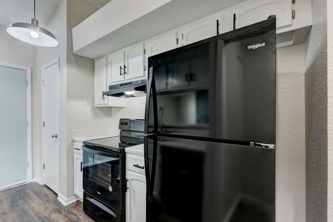 Building Photo - Home Like Living at Apartment Prices