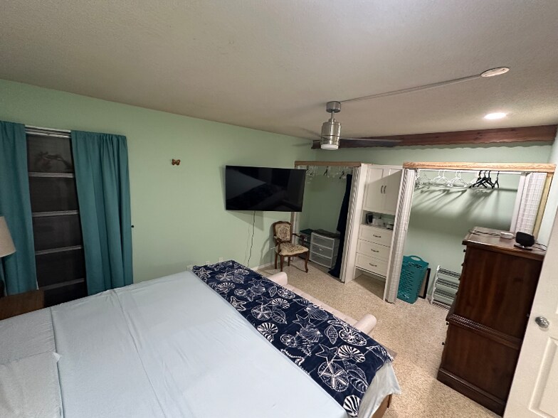 Building Photo - 819 Schumann Dr