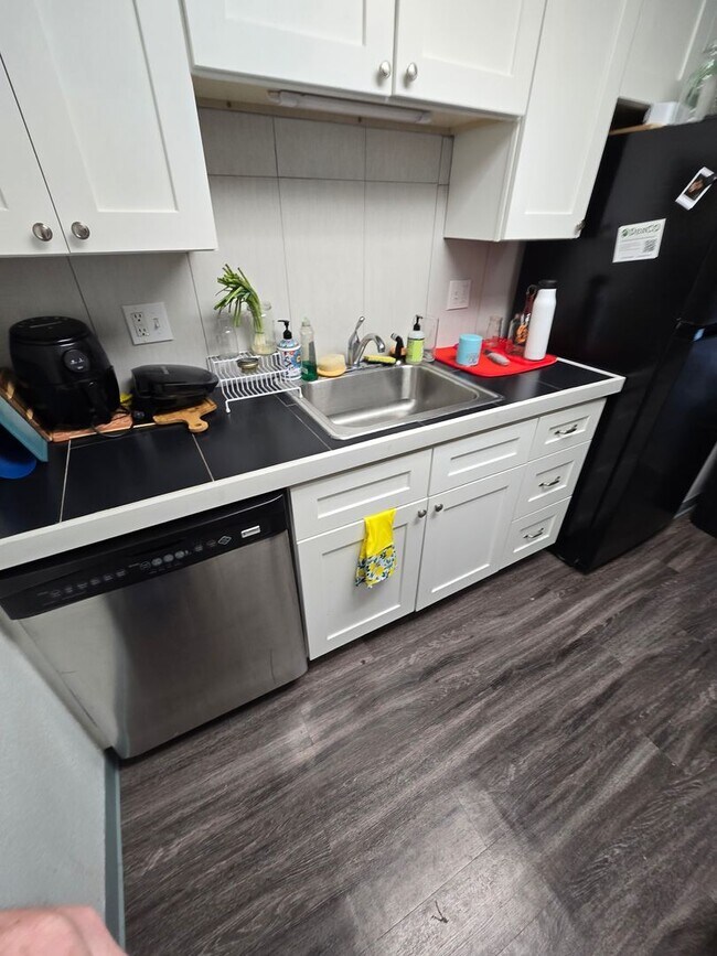 Building Photo - One Bedroom Condo