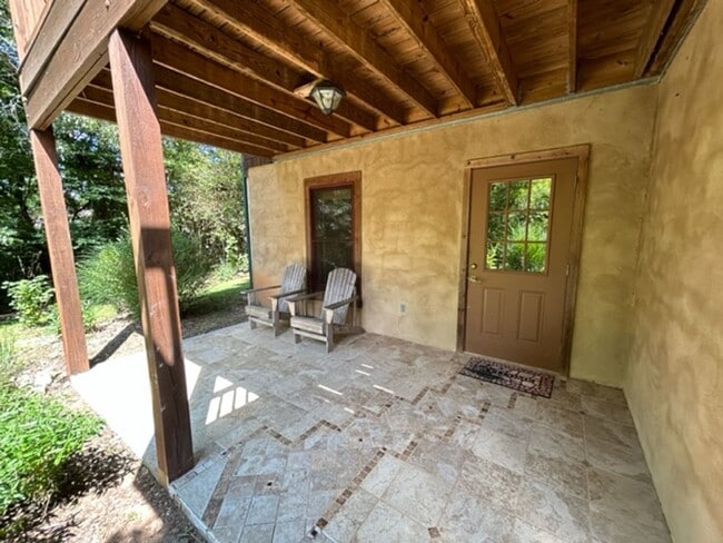 Building Photo - East AVL - Beautiful Zen Garden Apt with Sauna!