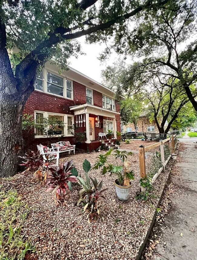 Building Photo - 1302 W Bell St