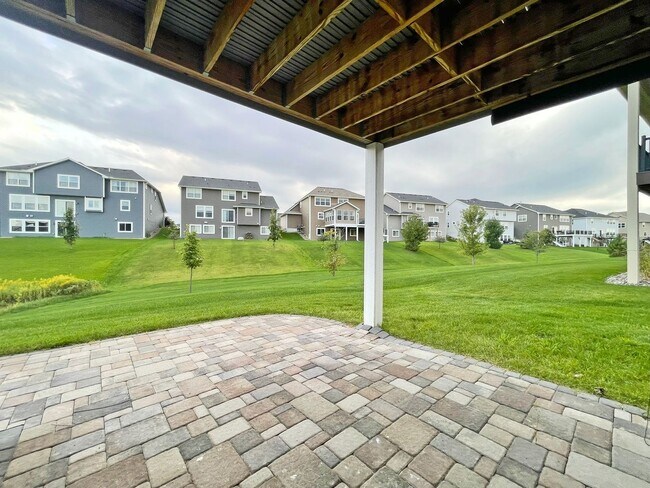 Building Photo - Sparkling, SPACIOUS Like-New Home with 3 B...
