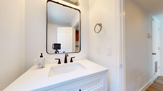 Building Photo - 490 Silvertail Pl