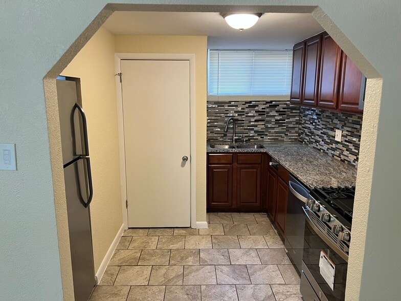Kitchen - 1430 Boston St