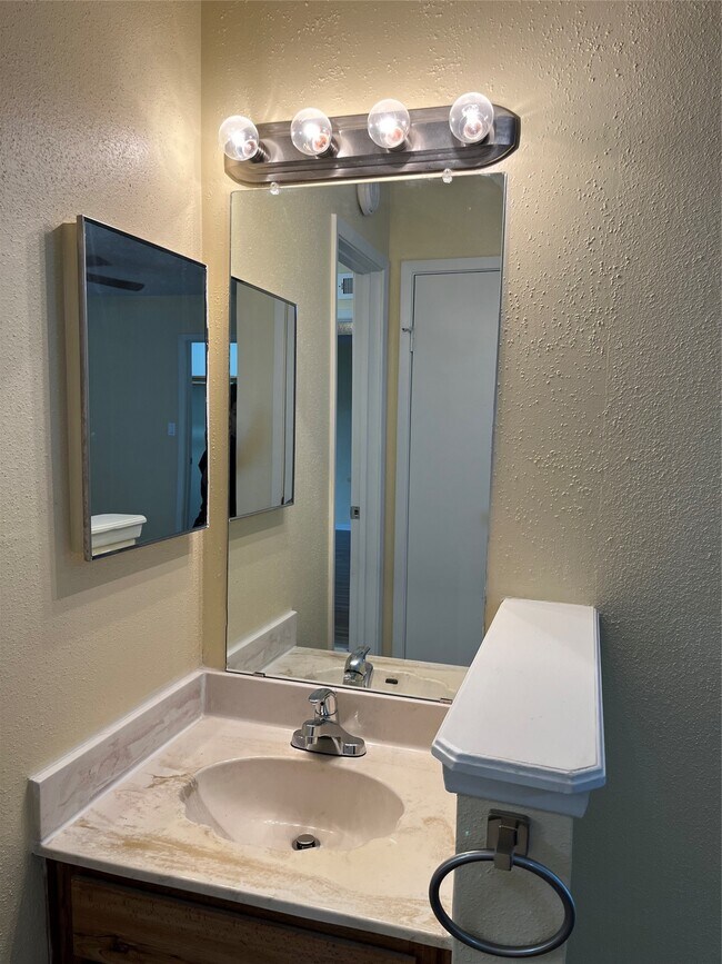 Building Photo - 3919 Fairmont Pkwy