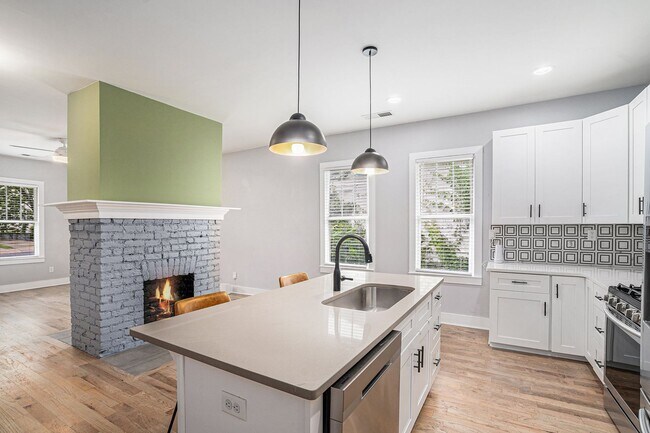 Building Photo - 4 Bedroom 3 Bath w/ Full Studio Basement