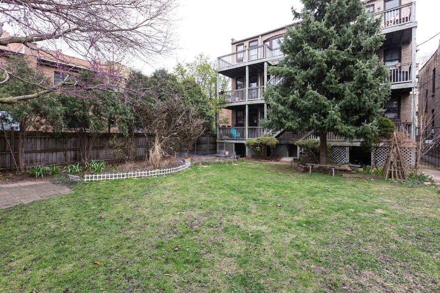 Building Photo - 4410 N Greenview Ave